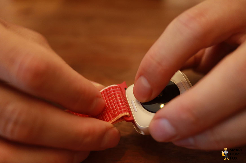 Man sieht das Wechselarmband der Apple Watch SE.